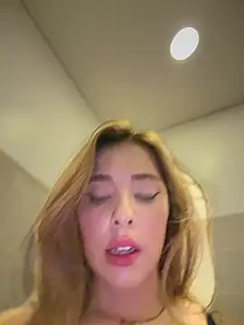 Alirawrz live cam, Athletic, Blonde, Green, Big Tits - EroticFlix