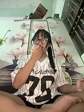 Emmiuuuu03 live cam, Vietnam, Average, Brown, Black - EroticFlix