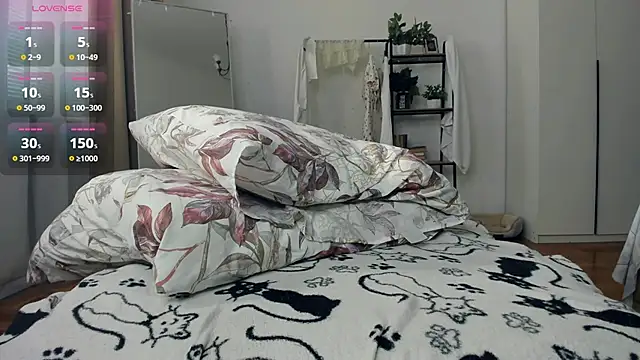 FaaBinaa live cam, Thin, Blonde, Green, Shaven - EroticFlix
