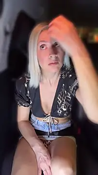HOTLadyluna live cam, GR, Thin, Blonde, Green - EroticFlix