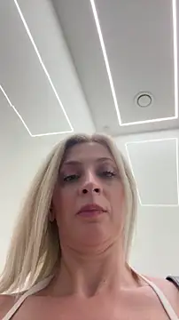 HOTLadyluna live cam, GR, Thin, Blonde, Green - EroticFlix