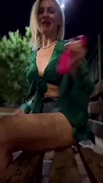 HOTLadyluna live cam, GR, Thin, Blonde, Green - EroticFlix