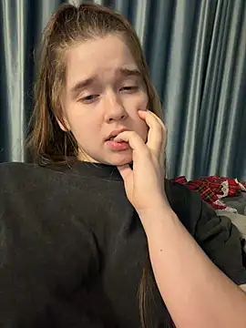 HornyGirlH live cam, Athletic, Blonde, Green, Big Ass - EroticFlix