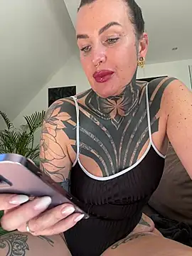KathaleaNoir live cam, Germany, Average, Other, Green - EroticFlix