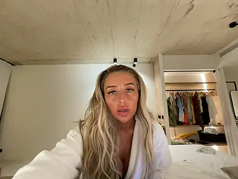 Laceyvipx live cam, United Kingdom, Average, Blonde, Blue - EroticFlix