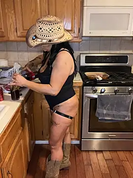 LittleMissEeve live cam, United States, Curvy, Brown, Big Tits - EroticFlix