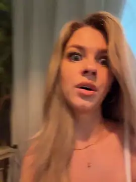 Love_Bri live cam, Average, Blonde, Green, Big Ass - EroticFlix