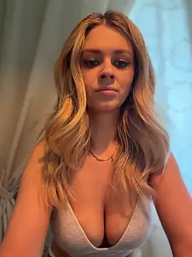 Love_Bri live cam, Average, Blonde, Green, Big Ass - EroticFlix