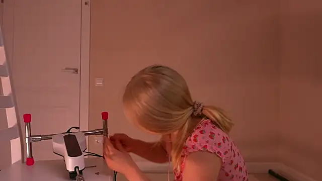 Miablueye live cam, Thin, Blonde, Blue - EroticFlix