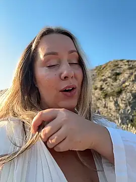 Mona_Plus live cam, Spain, Curvy, Blonde, Green - EroticFlix
