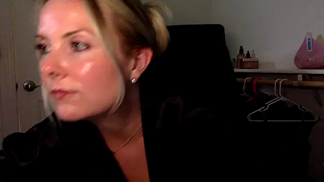 Natural_DDD live cam, United States, Average, Blonde, Blue - EroticFlix