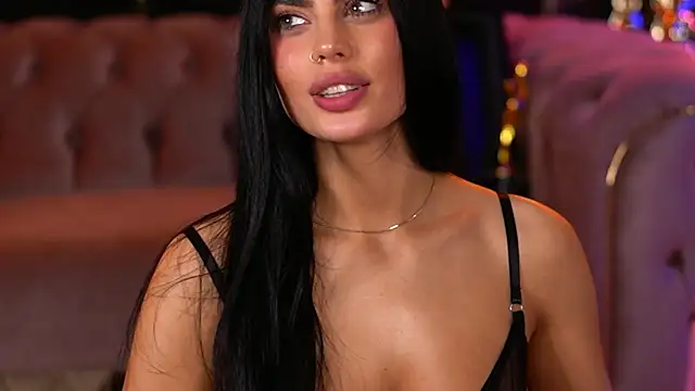 RavennaDArcy live cam, Curvy, Brown, Green, Big Ass - EroticFlix