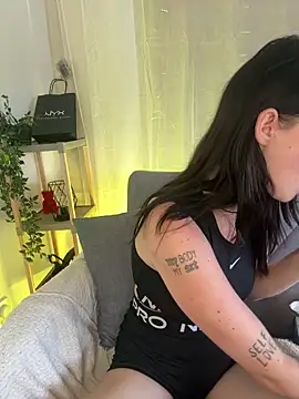 RoxiBlack live cam, Germany, Average, Black, Green - EroticFlix