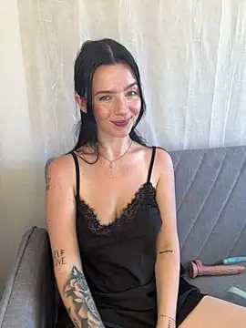 RoxiBlack live cam, Germany, Average, Black, Green - EroticFlix
