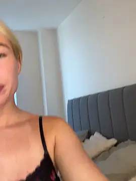 SexySaraxxoo live cam, United Kingdom, Thin, Blonde, Hazel - EroticFlix