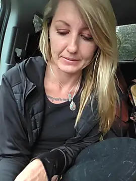 SheIsSomething live cam, United States, Thin, Blonde, Green - EroticFlix