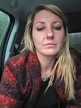 SheIsSomething live cam, United States, Thin, Blonde, Green - EroticFlix