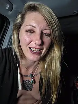 SheIsSomething live cam, United States, Thin, Blonde, Green - EroticFlix