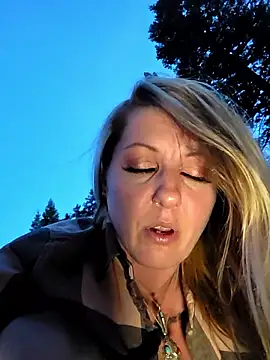 SheIsSomething live cam, United States, Thin, Blonde, Green - EroticFlix