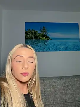 Strongqueen live cam, United Kingdom, Curvy, Blonde, Blue - EroticFlix