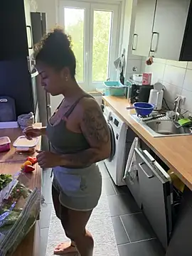 SweetPetiteNoir live cam, Germany, Average, Black, Brown - EroticFlix