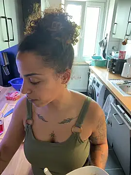 SweetPetiteNoir live cam, Germany, Average, Black, Brown - EroticFlix