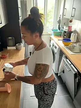 SweetPetiteNoir live cam, Germany, Average, Black, Brown - EroticFlix