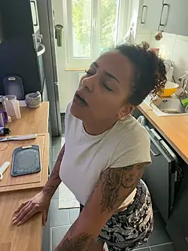 SweetPetiteNoir live cam, Germany, Average, Black, Brown - EroticFlix