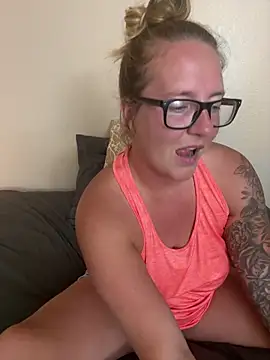 _ElizabethLove_ live cam, United States, Curvy, Blonde, Blue - EroticFlix