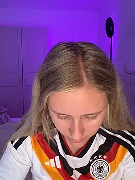 lunawolf21 live cam, Germany, Thin, Blonde, Green - EroticFlix