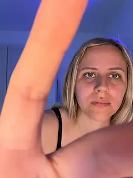 lunawolf21 live cam, Germany, Thin, Blonde, Green - EroticFlix