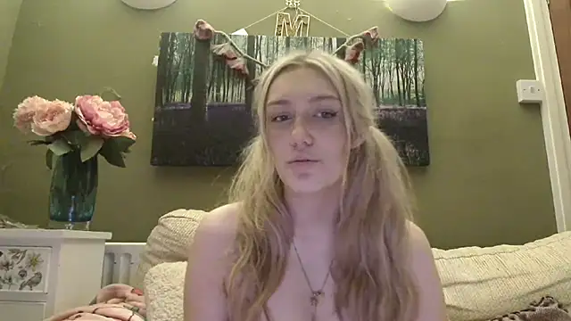 misslaylaV live cam, United Kingdom, Thin, Blonde, Blue - EroticFlix