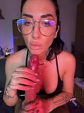 nika_fendi live cam, Italy, Athletic, Black, Green - EroticFlix