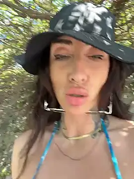 nika_fendi live cam, Italy, Athletic, Black, Green - EroticFlix