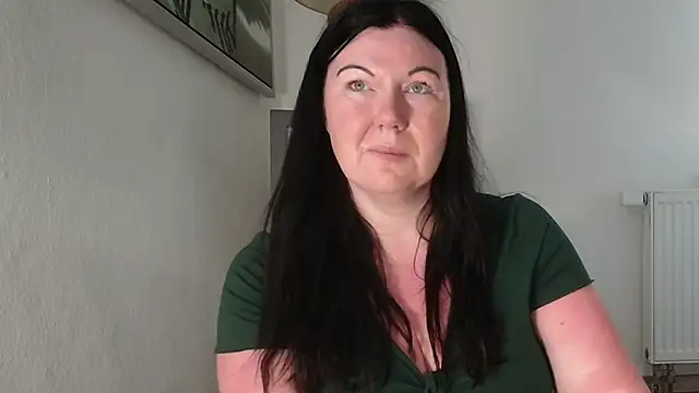 p6w_official live cam, Germany, Curvy, Black, Green - EroticFlix