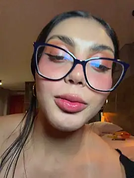 zui_lu live cam, Colombia, Curvy, Blonde, Blue - EroticFlix